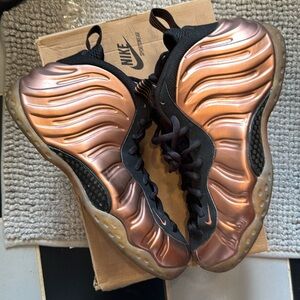 Men’s Nike foamposite sneaker as 9.5